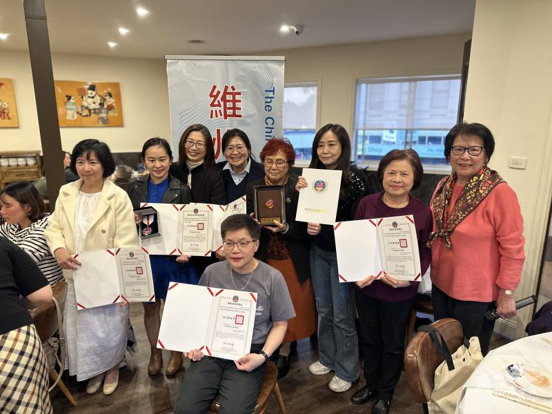 副組長楊容清、會長楊瑾玲與資深僑校教師獲獎者合影