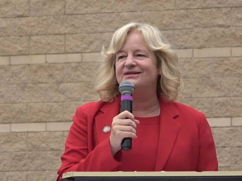 美國加州橘郡首長佛里出席台灣僑胞舉行的雙十國慶升旗典禮。她表示台灣人民長期為民主奮鬥，與美國享有共同價值。