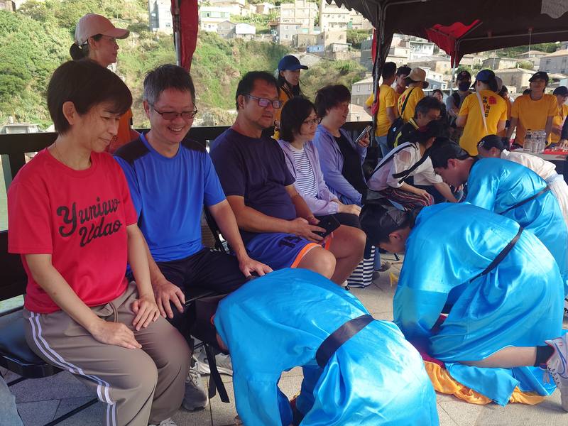 馬祖傳統成年禮「牛角做出幼」27日下午在南竿鄉溫馨登場，滿16歲的青年們現場跪拜、奉茶，感謝父母辛苦養育之恩。