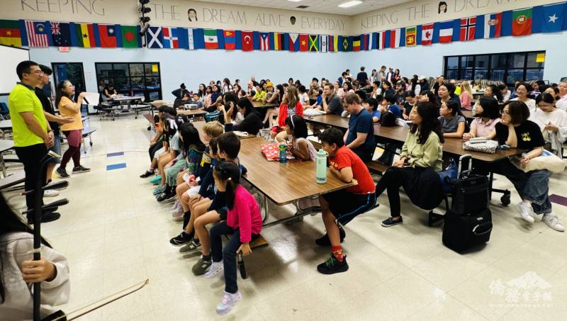 臺灣文化導覽與中秋節慶活動現場，師生、家長與民眾熱情參與。