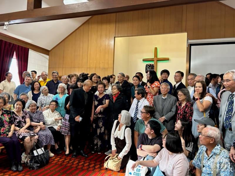 牧師紀元訓(中間黑衣者)與長老教會會友們於感恩禮拜後合影留念