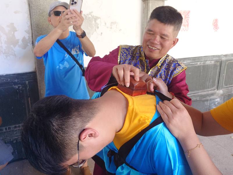 馬祖地區傳統成年禮「牛角做出幼」27日在南竿鄉復興村登場，共81名16歲青年完成古禮儀式，包含領戒尺、過火爐、蓋祈福印（圖）等，象徵邁向成年。