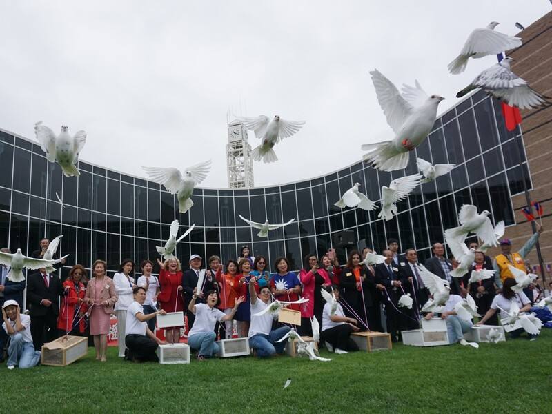 加州橘郡僑胞慶祝雙十國慶，施放和平鴿。