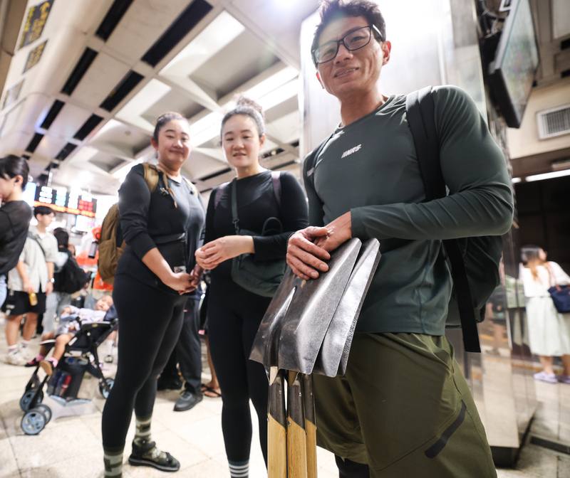 Volunteers carrying shovels and tools gather at Taipei Main Station to board extra TRA trains bound for Guangfu Township in Hualien County to help with recovery efforts. CNA photo Sept. 27, 2025