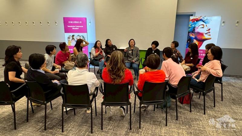 聚焦「人生不難—職場准入甘苦/德語拚鬥心得」小組座談熱烈展開，參與者踴躍分享經驗，交流深入，氣氛融洽