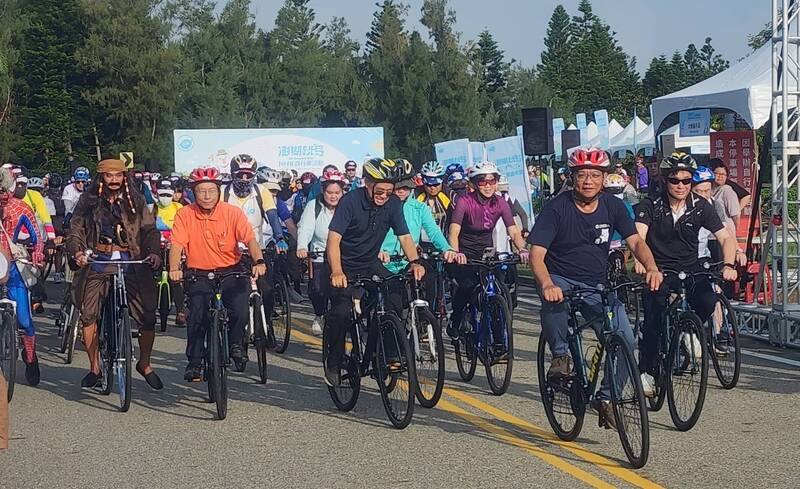 2025澎湖跳島101K自行車活動，來自國內近700名車友，28日上午開騎挑戰，場面壯觀，瀏覽最美麗海灣景色並品嚐在地特色美食。