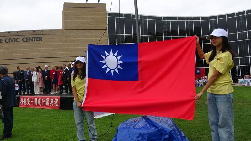 加州橘郡僑胞慶祝雙十，數百人聚集在加州爾灣市政府廣場，升美國及中華民國國旗。