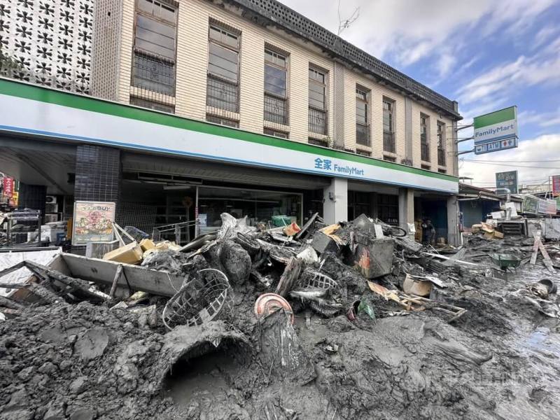 馬太鞍溪堰塞湖溢流造成花蓮光復鄉嚴重死傷，近2000戶遭淤泥侵入，縣府正擬規劃財源，預計每戶災民發放新台幣5萬元慰助金，可望最快10月3日發放，以協助災民添購所需物品，早日恢復生活