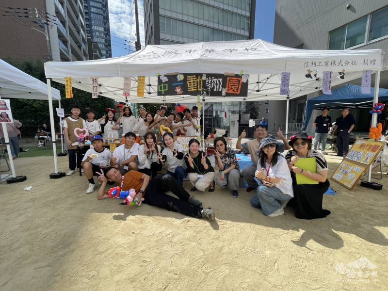 老師與學生開心合影