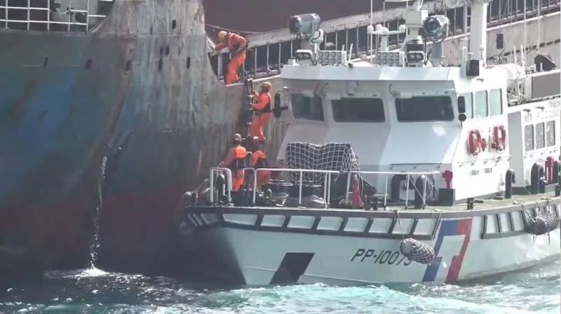 對於媒體報導稱國安韌性預算無急迫性，海委會海巡署28日表示，中國灰色行動襲擾，不斷試探台灣防衛能量潛在破口，以年度預算及現有人力裝備已無法有效應對，呼籲各界支持海巡爭取特別預算的急迫性與必要性。圖為海巡人員執法情形。（海巡署提供）