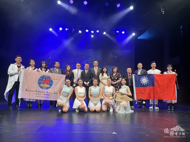 公演後團隊成員與徐佑典大使伉儷（中）及西澳僑領合影