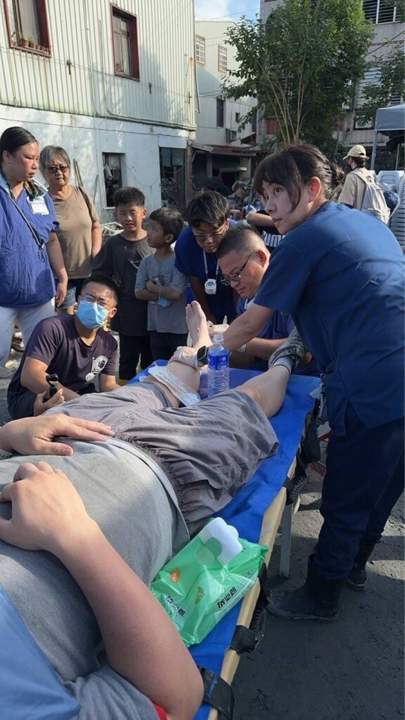 花蓮慈濟醫院團隊進駐花蓮縣光復鄉災區，29日已是設置醫療站的第6天，從1個醫療站增加到現在3個醫療站，另外還有1個機動巡迴醫療隊提供服務。（花蓮慈濟醫院提供）
