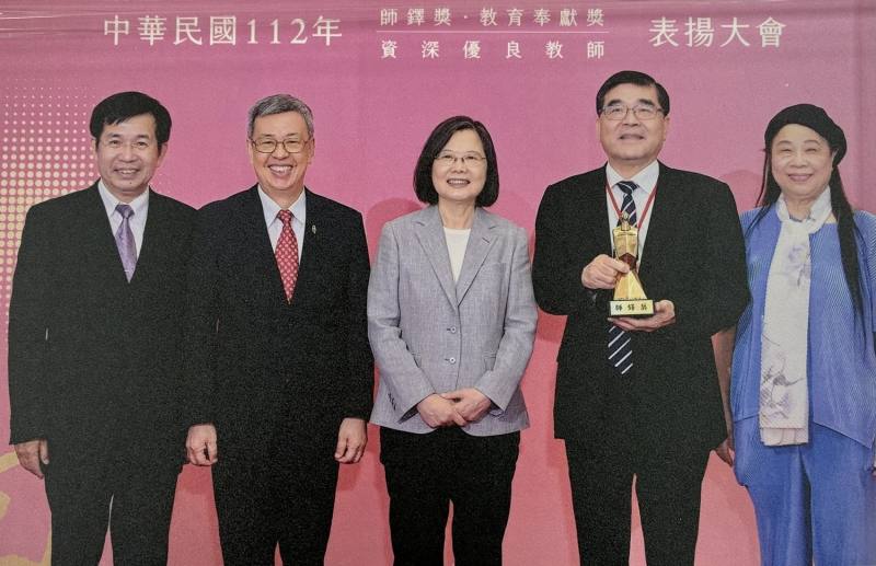 高雄醫學大學講座教授楊俊毓（右二）於校長任內榮獲師鐸獎，接受時任總統蔡英文頒獎