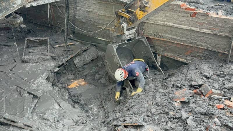 花蓮馬太鞍溪堰塞湖洪患造成光復鄉嚴重災情。圖為花蓮縣消防局特搜大隊搜救組28日在佛祖街搜救。（花蓮縣消防局提供）