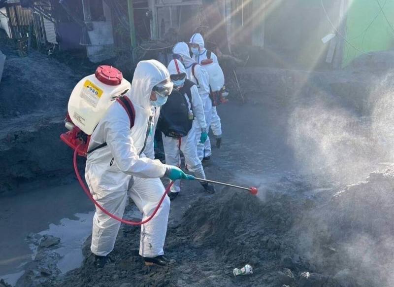 颱風樺加沙重創花蓮，國軍除了出動工兵部隊與民眾合力清淤外，化學兵群也動用背負式消毒器及重型消毒車，針對主要道路、淤泥暫存區消毒。（國防部提供）