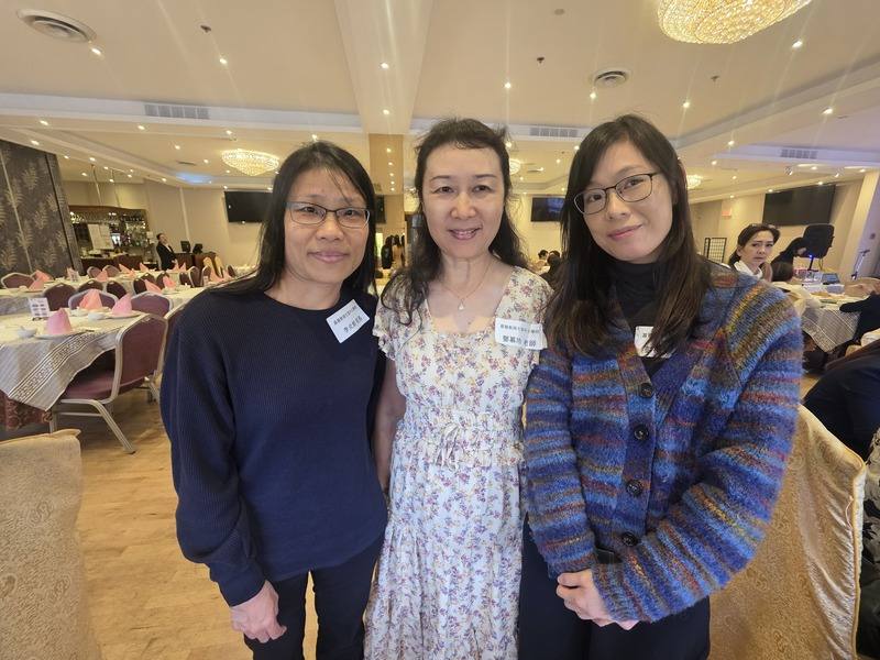 基督教頌主堂中文學校在溫哥華成立已有30多年歷史了，校內有一些老師來自香港和中國，卻仍堅持教授正體字，也很喜歡台灣的文化豐富性。左起：校長李炎鈴、老師鄧慕玲、老師彭楠菲