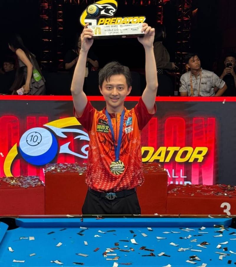 世界撞球協會（WPA）男子10號球撞球世界錦標賽在越南舉行，台灣「天王殺手」柯秉中（前）28日在冠軍戰以3比1擊敗現任球王卡薩基斯（Alexander Kazakis）。（柯秉逸提供）