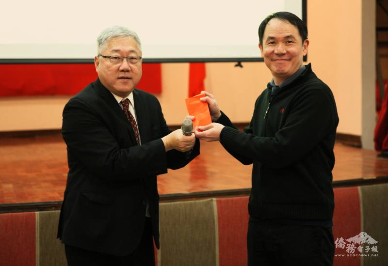 副參事惠卓岳致贈禮金給阿根廷僑校教師聯誼會