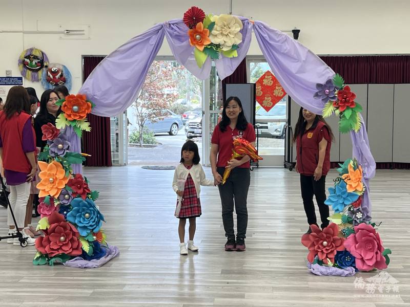 受獎老師走過精心製作的彩色拱門