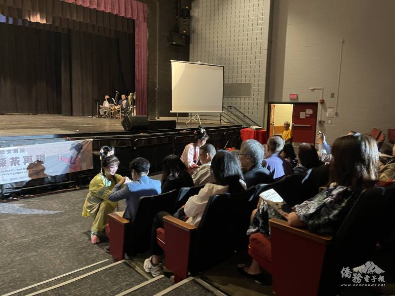 〈糶酒〉演出橋段，演員將捧茶請觀眾取用，並與觀眾互動，形成極具參與感的體驗