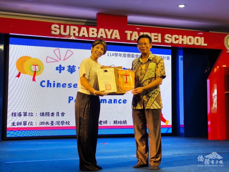 楊順富（右）致贈感謝狀感謝文化講座賴珆緽（左）的貢獻