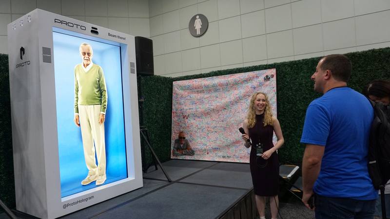 洛杉磯動漫展（L.A. Comic Con）為已故「漫威之父」史丹李（Stan Lee）設置互動專區，讓粉絲能與他的AI數位分身對話