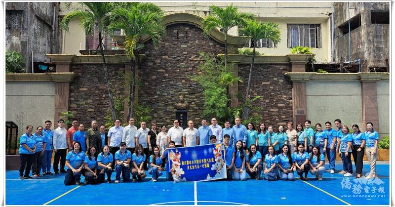 駐菲代表處大使周民淦偕菲華青年服務團一行拜訪怡朗中山中學並合影留念