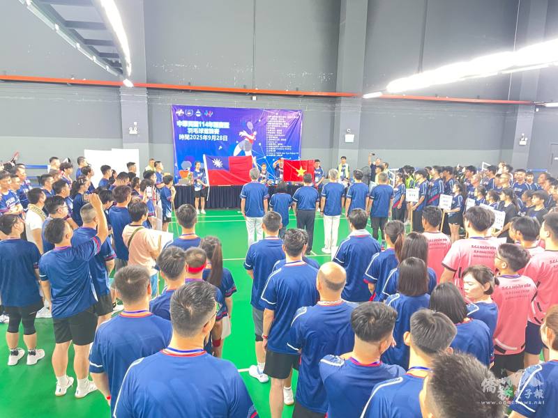 胡志明市臺北學校學生抬旗隊伍莊嚴進場