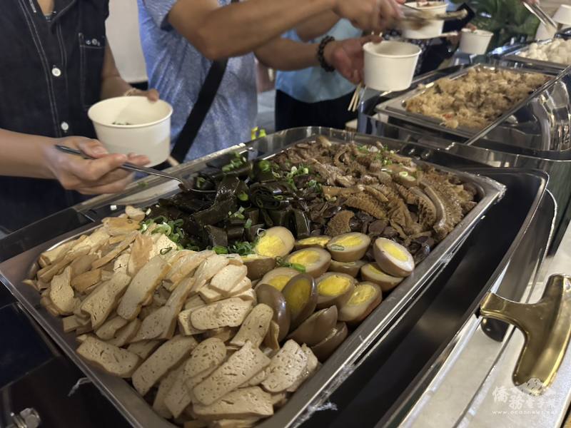 晚會備有滿滿的臺灣味，如傳統滷味、白菜滷及油飯等，令人垂涎欲滴