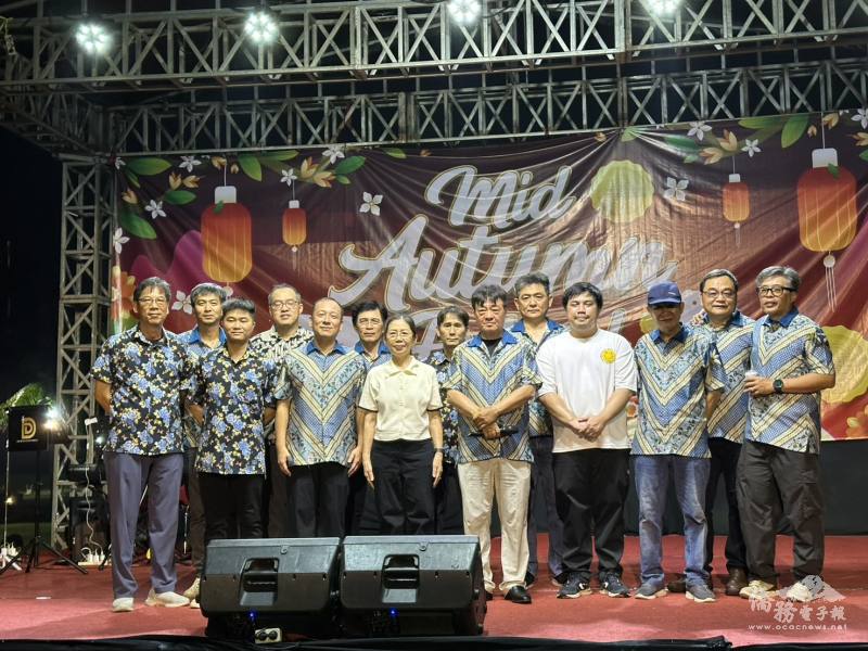 新一屆理監事團隊與現任理事團隊共同上臺向大家祝賀佳節愉快