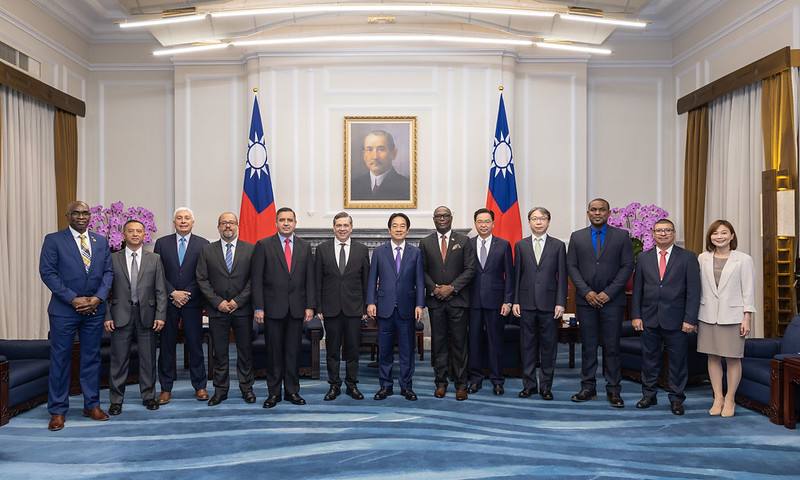 President Lai poses for a photo with a delegation of Latin American and Caribbean intelligence and security chiefs in Taiwan for a joint meeting