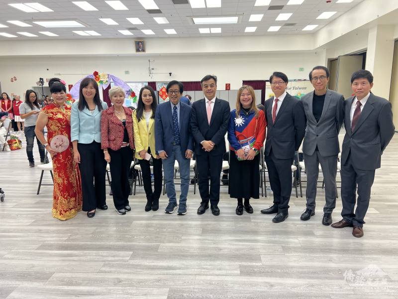 受邀出席貴賓與伍志翔(右五)合影