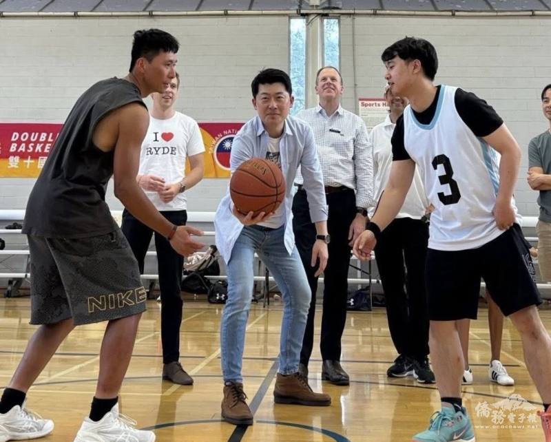 駐雪梨辦事處處長吳正偉為青年組首場比賽開球