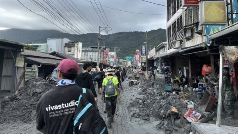 花蓮縣馬太鞍溪堰塞湖大量泥流灌進下游，嚴重衝擊民眾財產、家園及生活，各地民眾湧入支援清淤