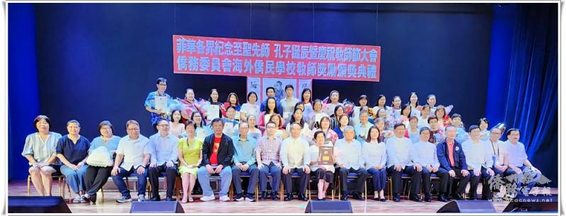 駐菲律賓代表處大使周民淦（第1排中）與全體受獎資深優良教師合影