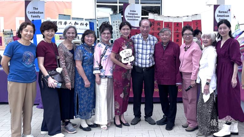 首位臺灣出生的市議員劉令淳（中）參觀爾灣松柏會書法、國畫展攤
