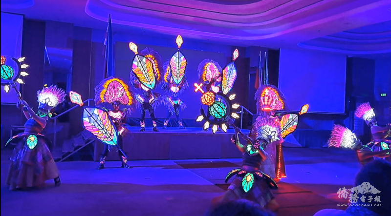 主辦單位安排怡朗民俗舞蹈絢麗光彩宛如置身嘉年華慶典現場