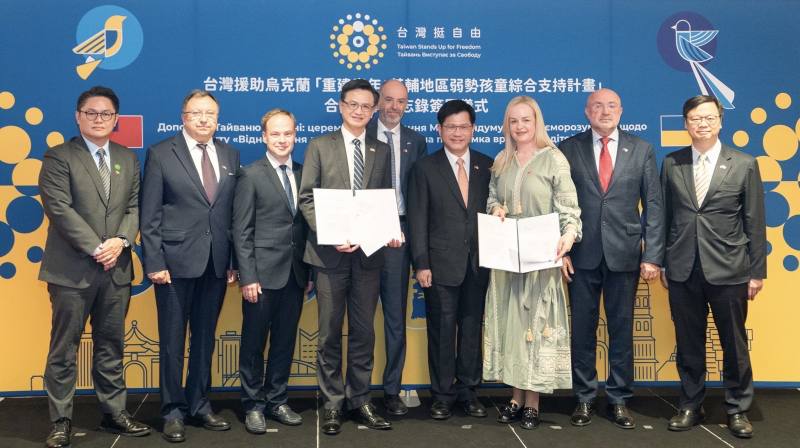 外交部長林佳龍於「重建童年：基輔地區弱勢孩童綜合支持計畫」合作MOU簽署儀式合影