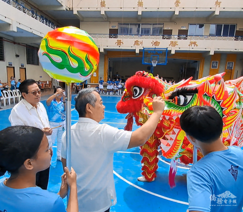 周民淦與校董會董事長王堃生主持舞龍舞獅點睛儀式