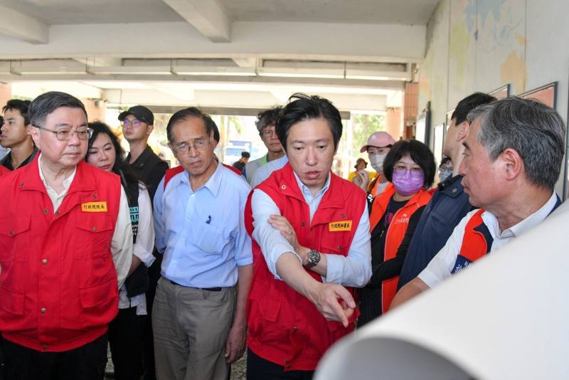 行政院長卓榮泰視察花蓮光復鄉雨水下水道及側溝淤積情形