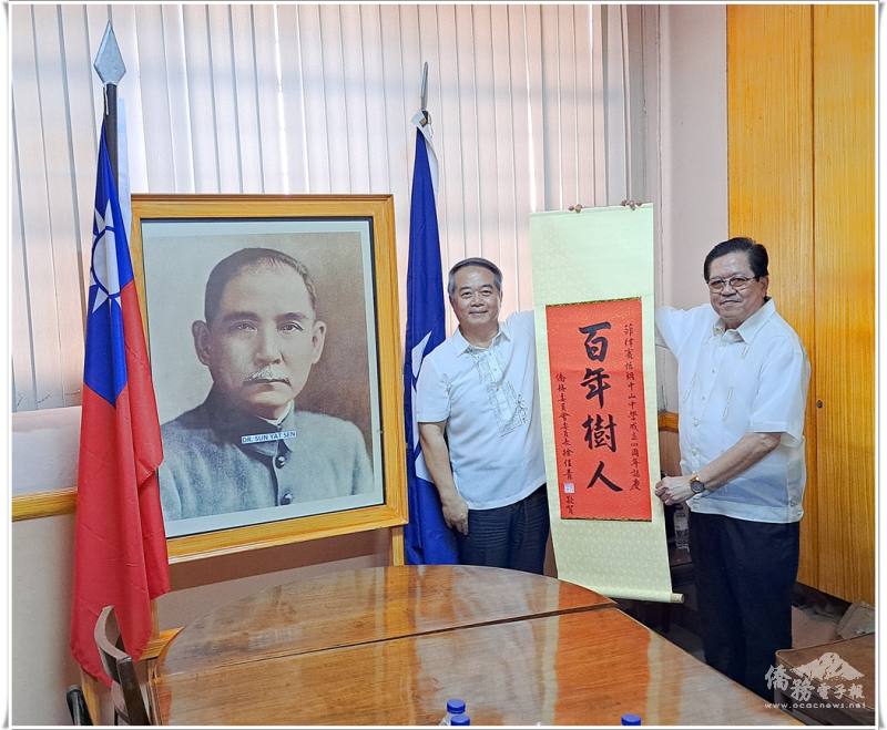 周民淦代表僑務委員會委員長徐佳青，致贈怡朗中山中學「百年樹人」賀軸，以慶賀該校創校100週年