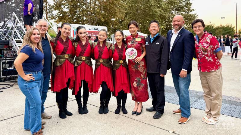 爾灣市長Larry Agran(左二)、南海岸中華文化中心執行長鍾幼蘭(右一) ，與市議員及舞者合影