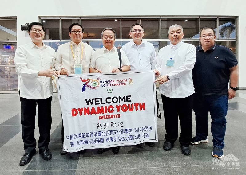 菲華青年服務團怡朗分團前往怡朗機場為駐菲律賓代表處大使周民淦(左3)一行接機(右1：怡朗中山中學校友總會會長胡祖福、右2：怡朗文藝聯盟會長蘇祖儀、右3：菲華文教中心主任莊博智、左2：班乃文化協會常務委員陳培基、左1：中心副主任梁崇偉)