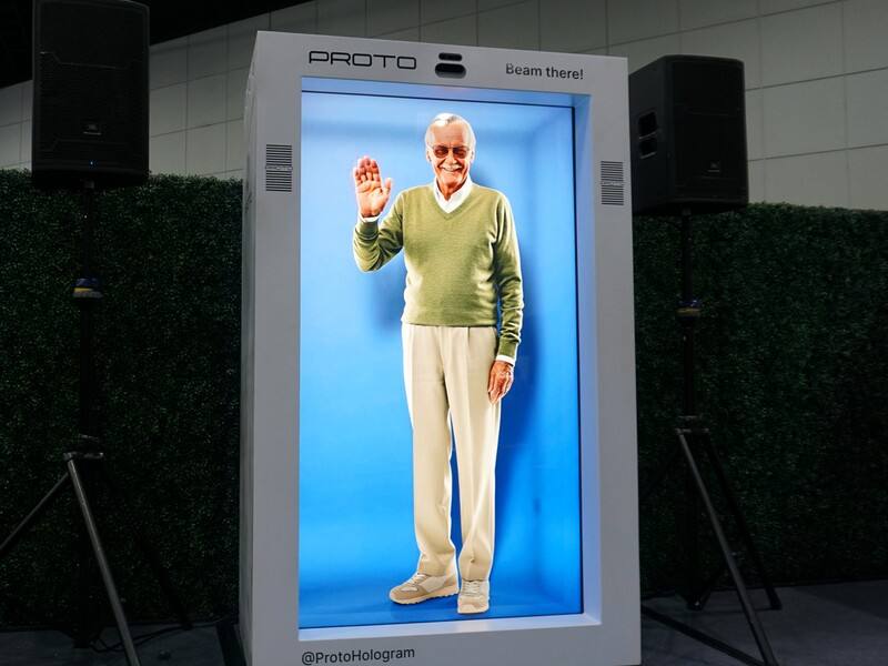 洛杉磯動漫展（L.A. Comic Con）使用AI人工智慧、3D全像投影，重現已故「漫威之父」史丹李（Stan Lee）影像，粉絲可以與他互動交談