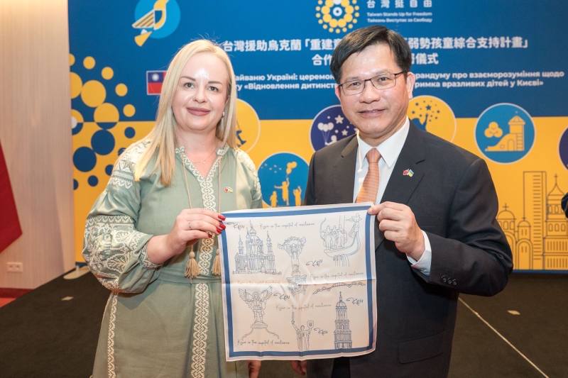 基輔市兒童及家庭福利局代表致贈基輔市紀念手帕