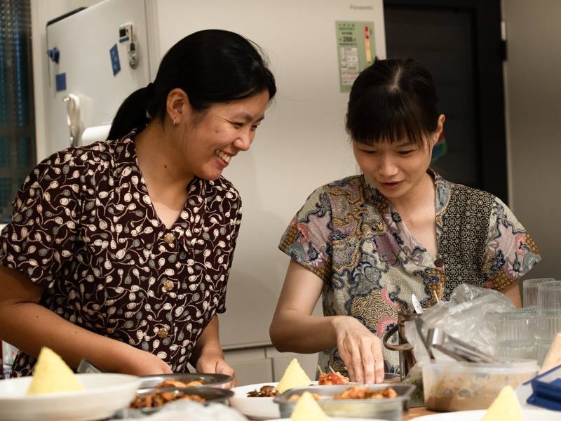 Di Rumah琉媽抵家團隊舉辦分享餐桌，邀請新住民用家鄉菜分享自己的故事