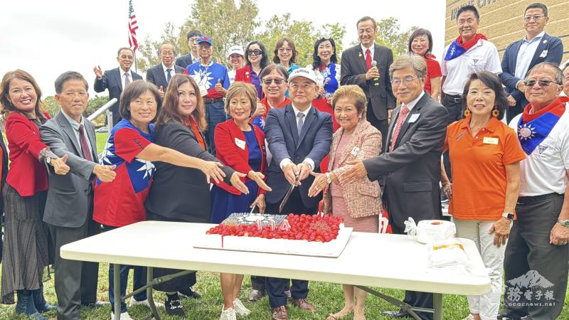 駐洛杉磯辦事處處長紀欽耀率領貴賓切國旗大蛋糕，祝賀中華民國114年生日快樂