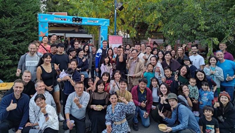 「匈牙利台灣文化交流協會」27日在布達佩斯多瑙河畔舉辦具台灣特色的中秋節烤肉聯誼活動，旅居匈牙利的僑胞、留學生、台商與匈牙利民眾等逾百人共襄盛舉。（駐匈牙利代表處提供）