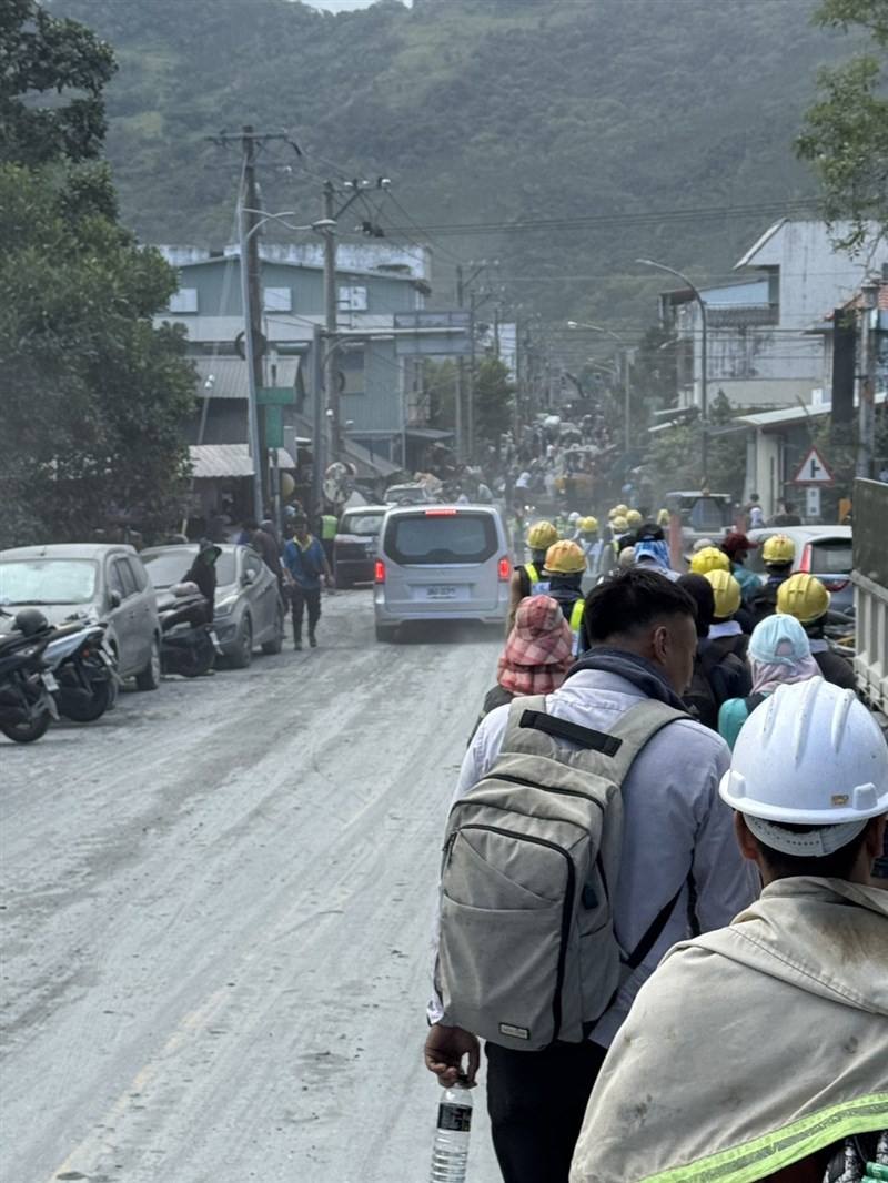 Migrant workers volunteer to join cleanup efforts in Guangfu Township, Hualien County Sunday in the aftermath of the Matai'an Creek barrier lake overflow. Photo courtesy of Welldoer House