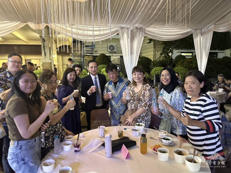 洪振榮(右五)、理事長林茂松(右4)、組長李叔玲(左3)及組長路豐璟(後排左1)和僑胞交流互動，凝聚僑心，共度美好夜晚